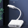 Weißer OTG-Adapter mit Type-C-Schnittstelle und flexiblem Kabel vor dunklem Hintergrund.
