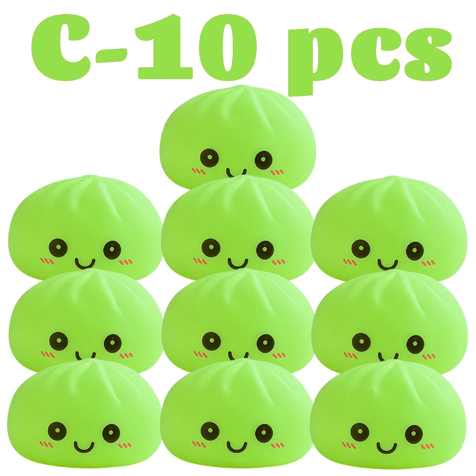 Juguetes suaves y deformables de color verde lima con forma de dumplings y caras lindas