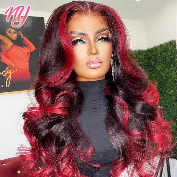 Model präsentiert eine lange, gewellte, burgunderfarbene Spitzen-Frontperücke mit roten Highlights vor grünem Hintergrund.