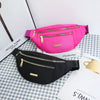 Pinkes Damen-Sport-Multi-Layer-Geldertasche neben einer schwarzen auf kariertem Untergrund.