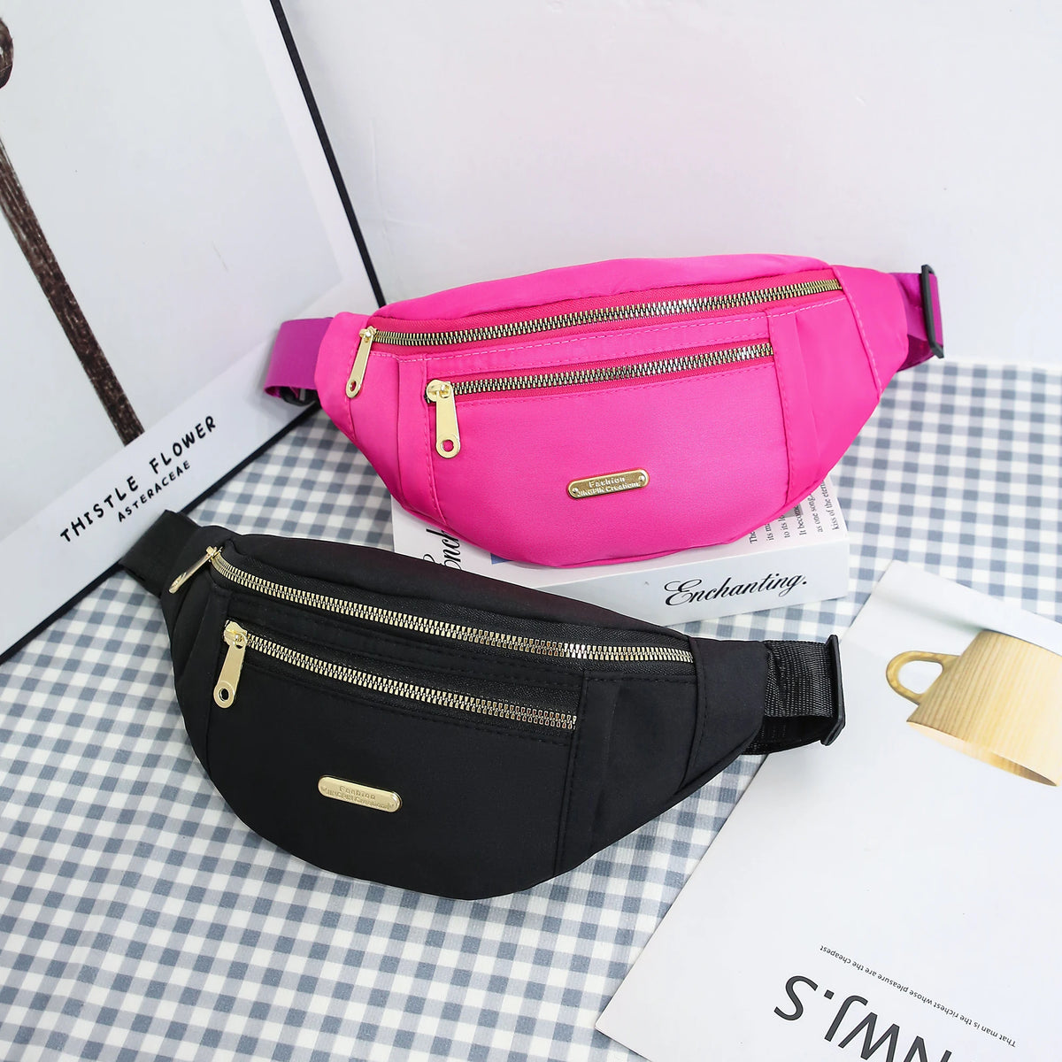 Pinkes Damen-Sport-Multi-Layer-Geldertasche neben einer schwarzen auf kariertem Untergrund.