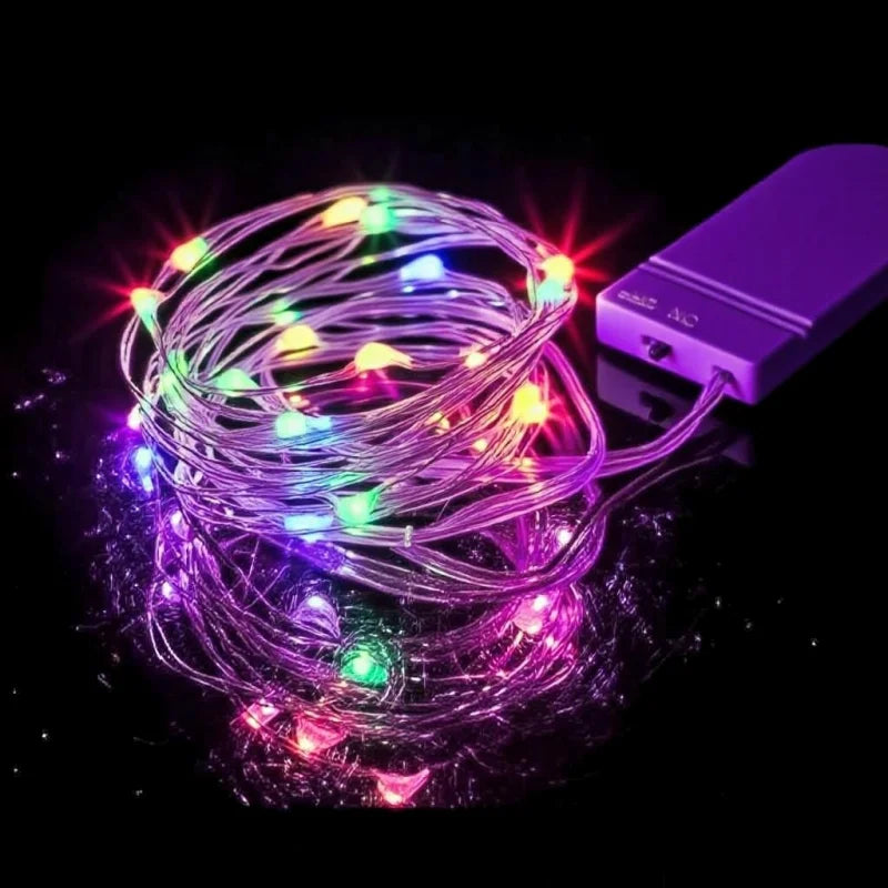 حزمة متشابكة من أضواء خيالية LED مقاومة للماء بألوان متعددة تتوهج على خلفية سوداء.