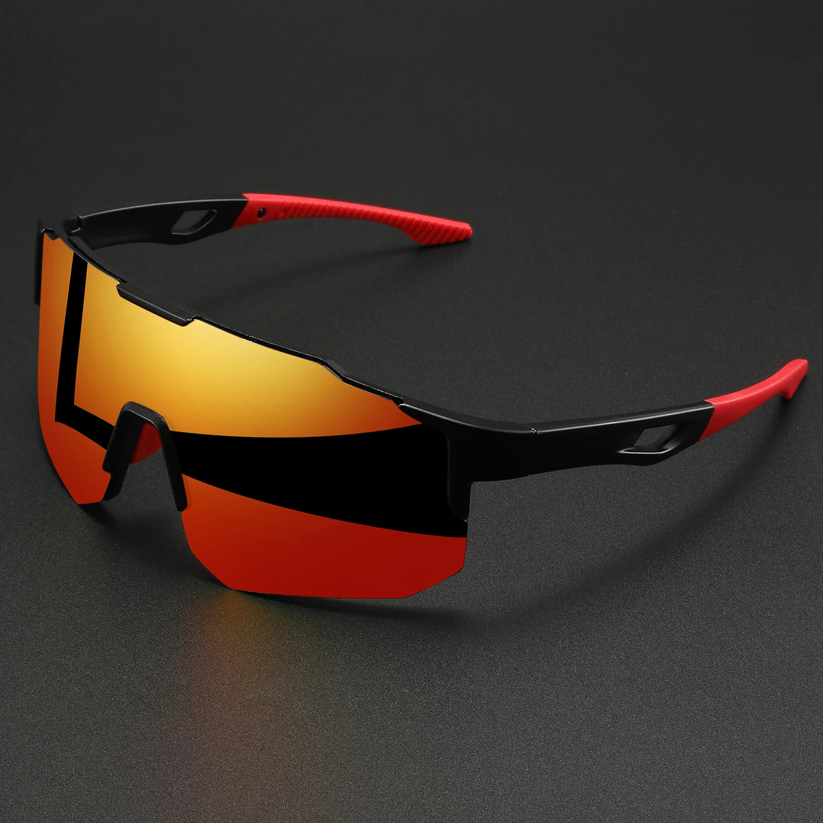 Lunettes de sport oversize à monture noire avec verre dégradé orange et noir, posées sur un fond sombre