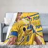 Gelb-blaues Fußballspieler-Grafikdruck auf einem Überwurf.