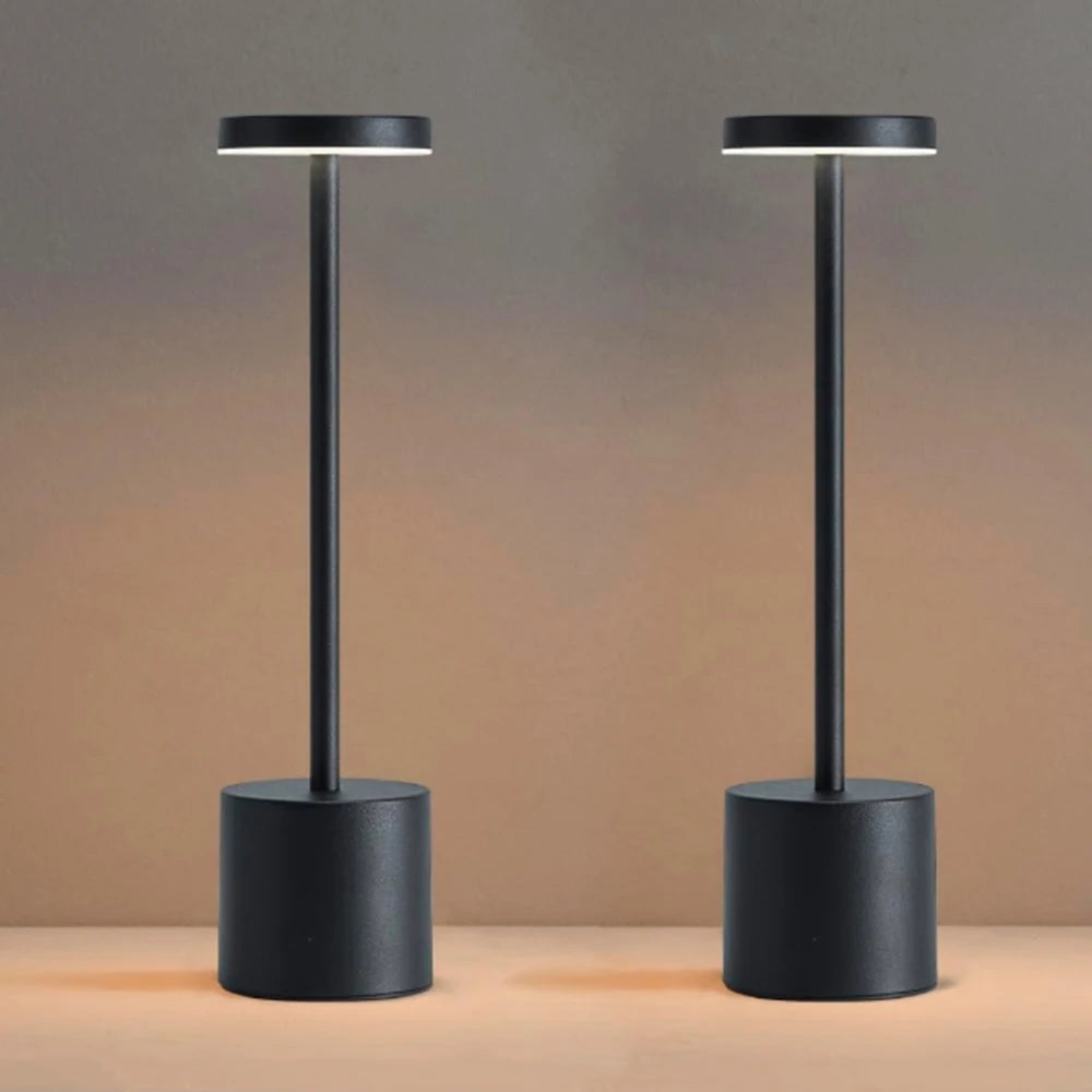 Une paire de lampes de table portables rechargeables noires avec têtes d'éclairage réglables.