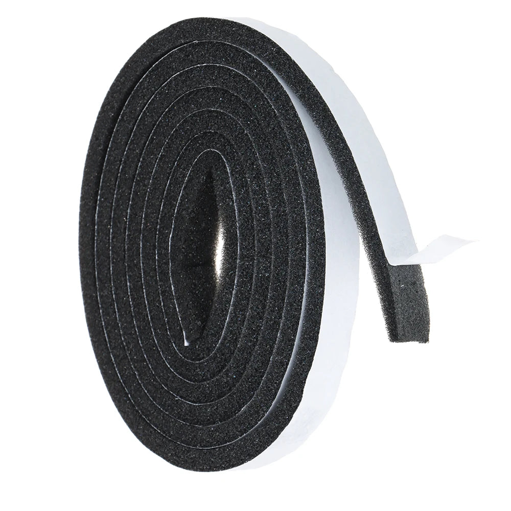 Rollo de cinta de espuma autoadhesiva negra para sellado de clima, enrollado sobre fondo blanco.