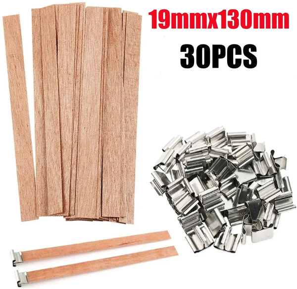 Ein Set aus 30 natürlichen Holz-Wick-Kerzen und verschiedene Metall-Kerzenwickel.