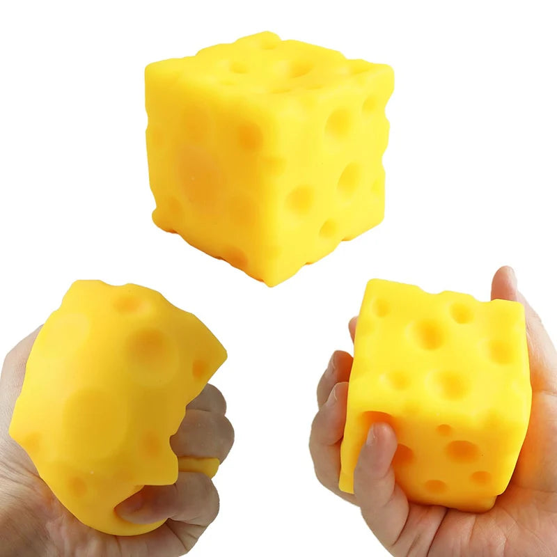 Jouet anti-stress en forme de fromage jaune, montré à la fois en vrac et tenu à la main.