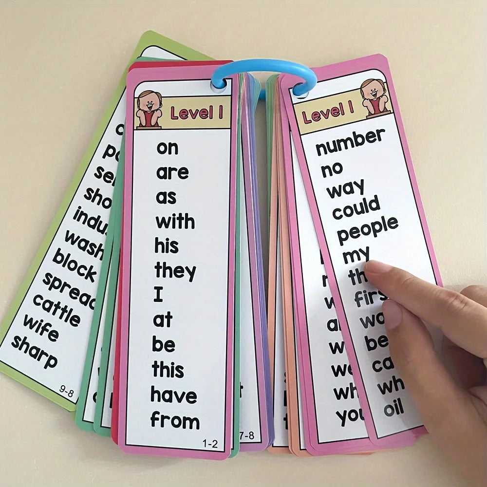 Pila de tarjetas flash rosas y verdes con palabras de vista como on, are, as, with, his, they, I, at, be, this, have, from