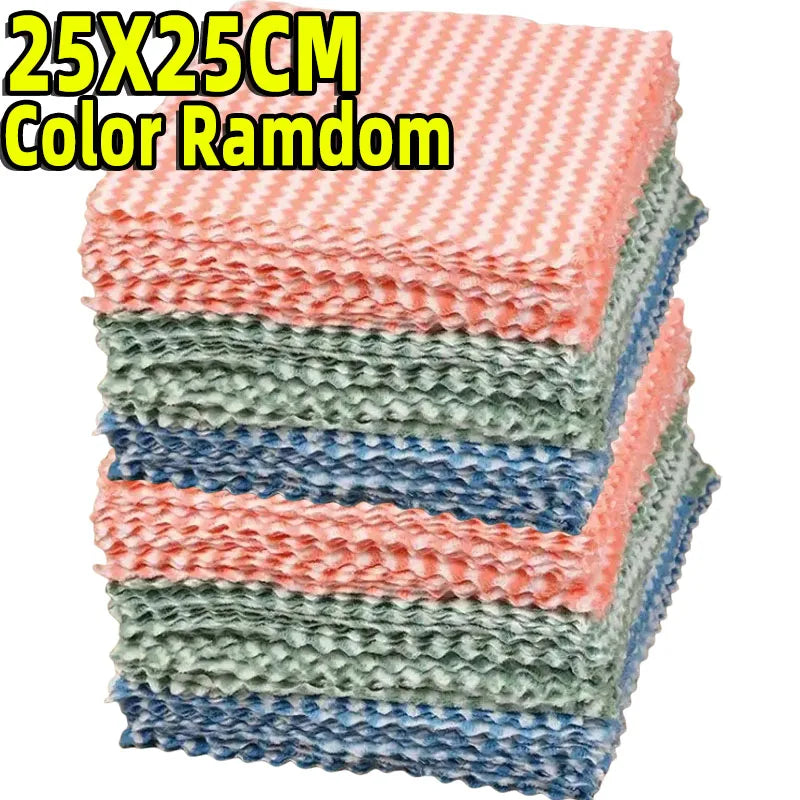 Ein Stapel von 25x25cm farbigen Reinigungstüchern aus verdicktem Korallenflusenmaterial.