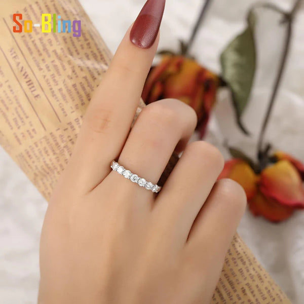 Rond de fiançailles en zircon sterling argenté porté à l'annulaire, sur fond avec texte et rose.