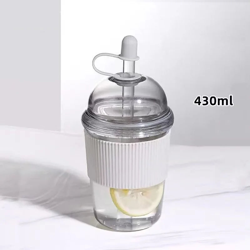Klarer 430ml isolierter Tumbler mit Deckel und Strohhalm auf weißer Oberfläche.