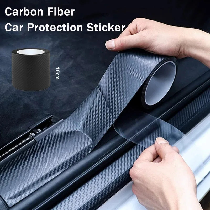Eine Hand appliziert einen Rollen-Carbonfaser-Schutzsticker auf eine Oberfläche.