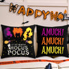 Un juego de fundas de almohada decorativas temáticas de Halloween con texto y diseños espeluznantes.