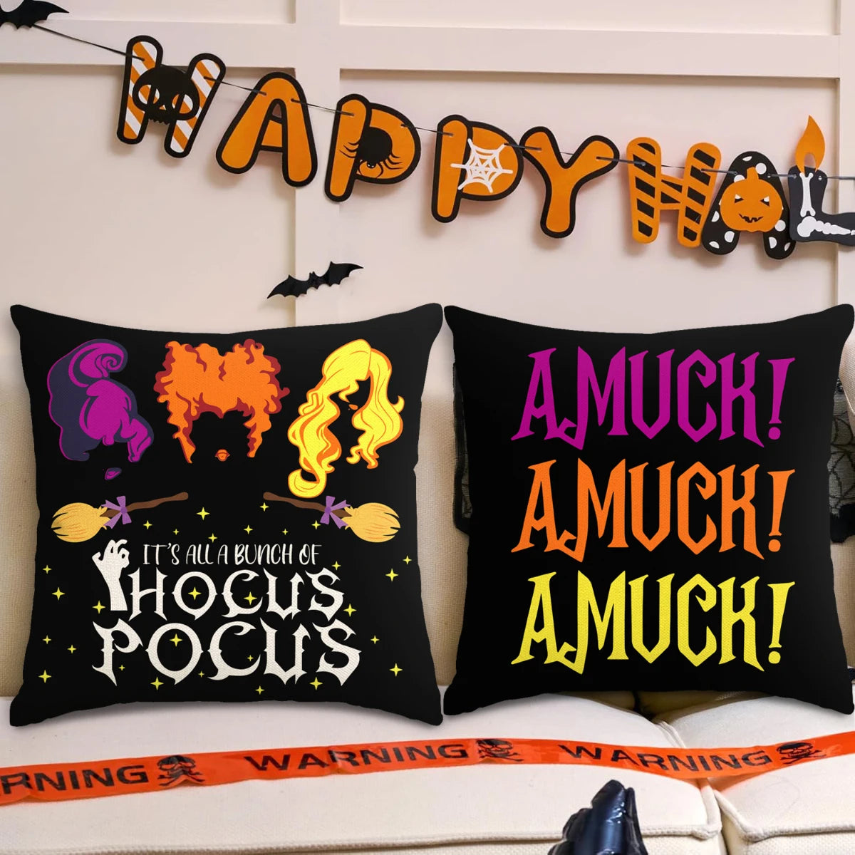 Un juego de fundas de almohada decorativas temáticas de Halloween con texto y diseños espeluznantes.