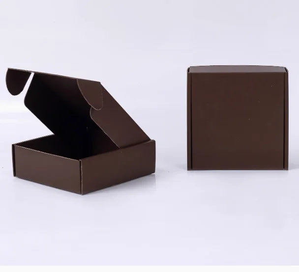 Eine dunkelbraune Wellpappkarton wird gezeigt, mit einer geöffneten und einer geschlossenen Box.