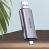 Silberner universeller Kartenleser mit USB 3.0-Anschluss auf Holzoberfläche.