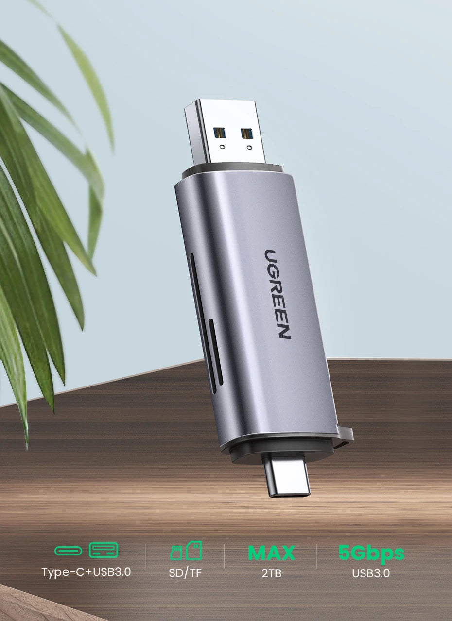 Silberner universeller Kartenleser mit USB 3.0-Anschluss auf Holzoberfläche.