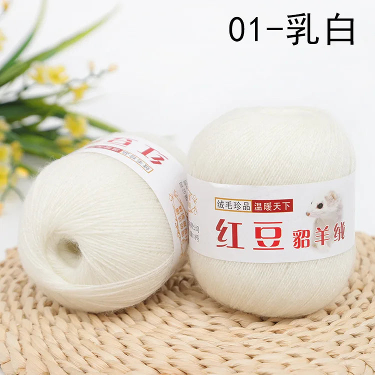 A ball of white yarn labeled 01-白, used for knitting and crochet projects.
