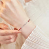 Bracelet en Fil Rouge Façonné à la Main