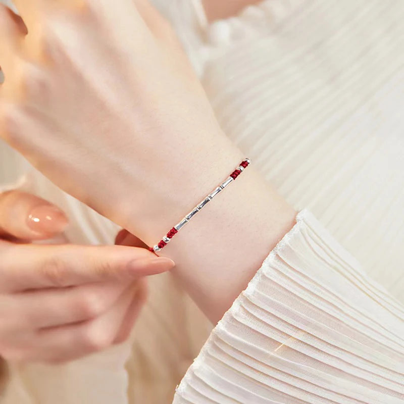 Bracelet en Fil Rouge Façonné à la Main