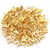 Haufen gemischter goldfarbener Buchstaben-Spacer-Perlen für DIY-Bastelarbeiten.