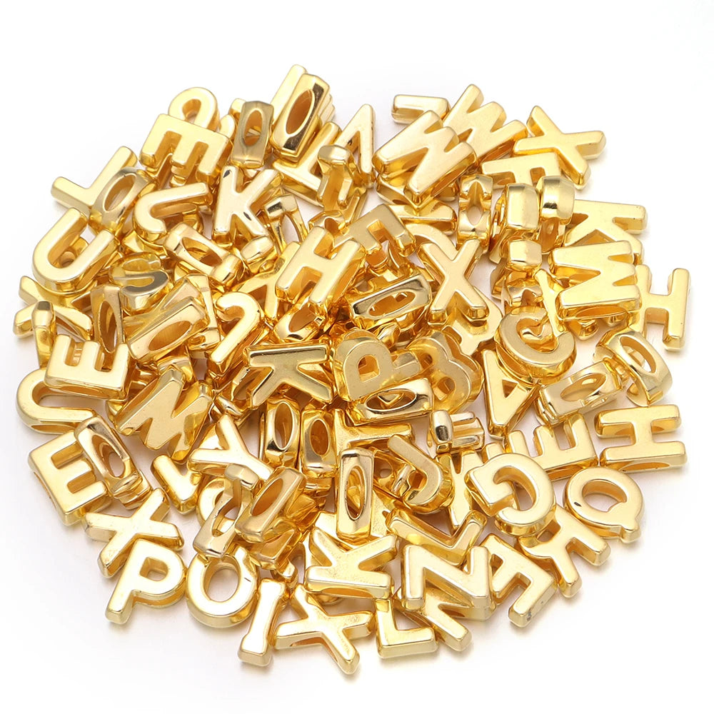 Haufen gemischter goldfarbener Buchstaben-Spacer-Perlen für DIY-Bastelarbeiten.