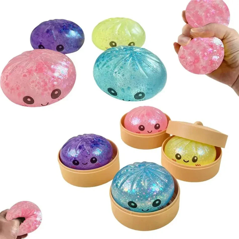 Eine Sammlung farbenfroher glitzernder Dumpling-Squishies in verschiedenen Schattierungen, darunter rosa, lila, grün und blau