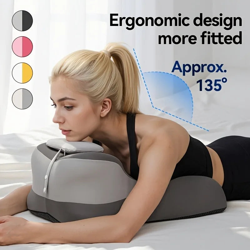 Une femme utilise un oreiller lombaire ergonomique pour le soutien en étant allongée.