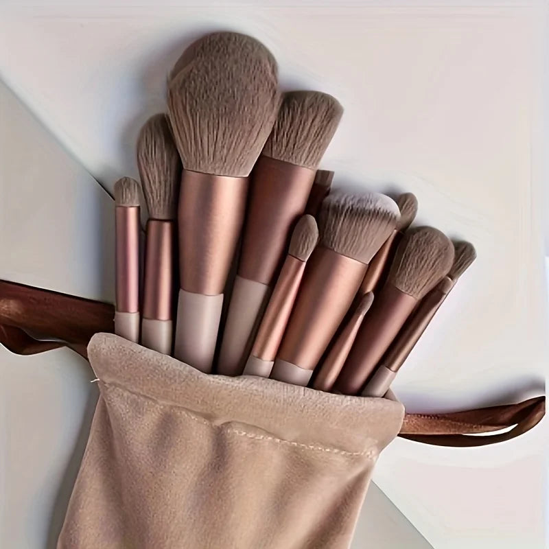 Set luxuriöser veganer Make-up-Pinsel in Roségold und Nude-Tönen in einer Stofftasche