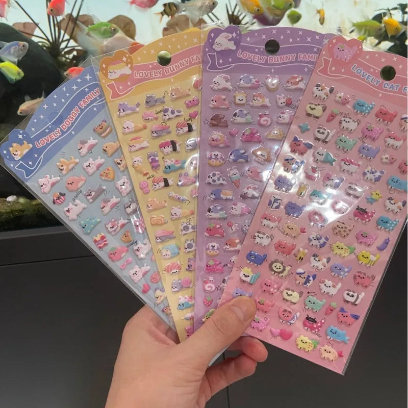 Eine Hand hält mehrere Aufkleber mit kawaii Tier- und Kuchendekorationen in verschiedenen Pastellfarben zum Journaling.