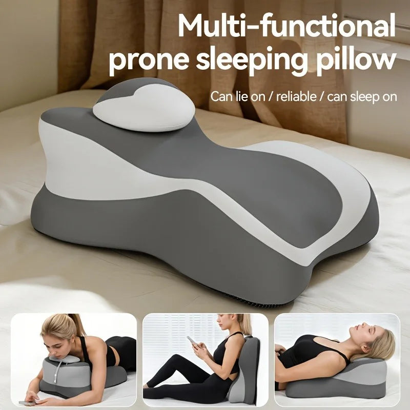 Un oreiller de couchage multi-fonctionnel gris et blanc utilisé par une femme allongée sur le ventre.