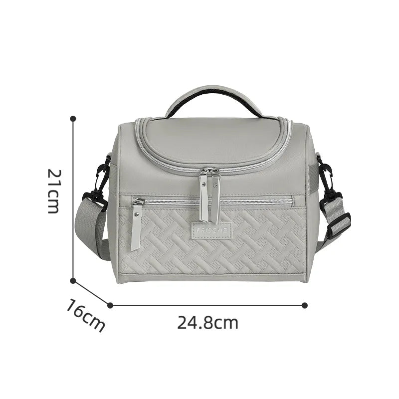 Bolsa térmica de almuerzo gris claro con correa acolchada para el hombro, vista frontal y lateral.