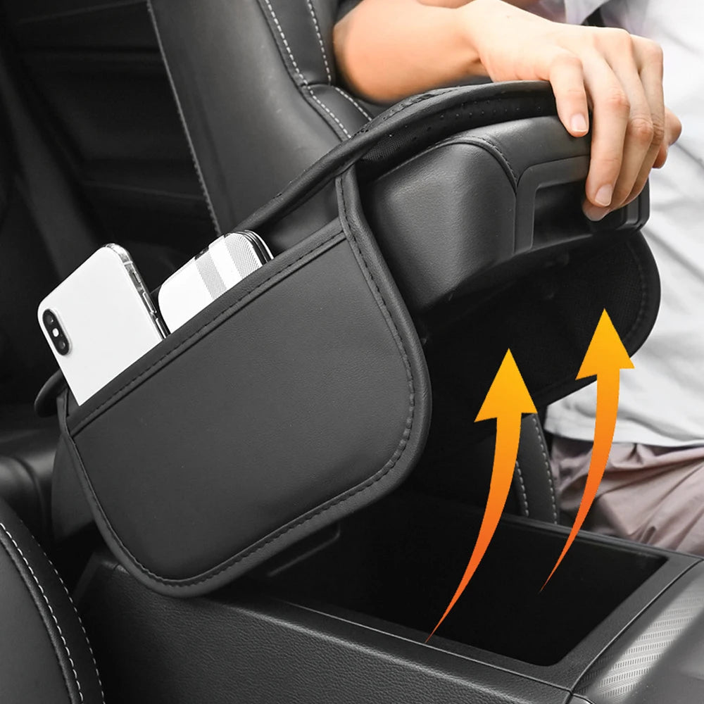 Schwarze Ledermanschette zum Aufbewahren von Smartphone und Karte in Fahrzeuginnenraum.