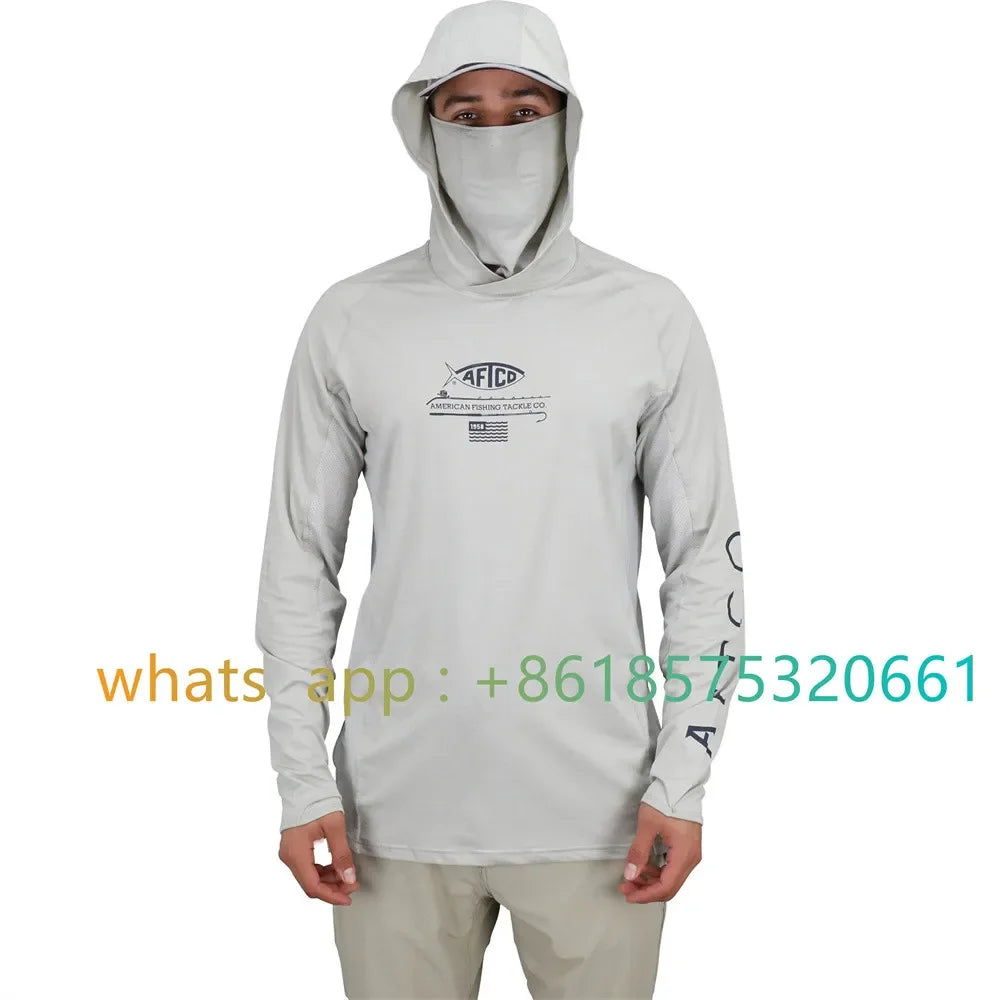 Un hombre vistiendo una camisa de manga larga para pesca y senderismo gris claro UPF 50+ con capucha.