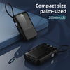 Kompakte, palm-große, portable Powerbank in Schwarz mit sichtbarem Batteriestatus und Kabel.