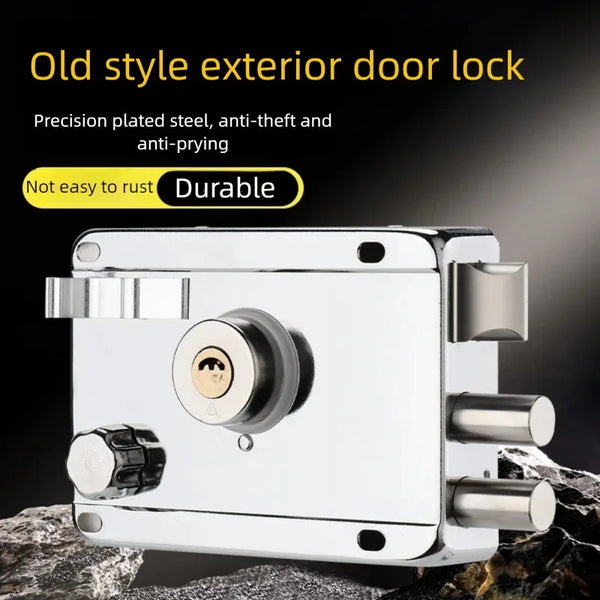 Primer plano de una cerradura de puerta exterior de acero inoxidable pulido con llave cilíndrica y varias llaves saliendo.