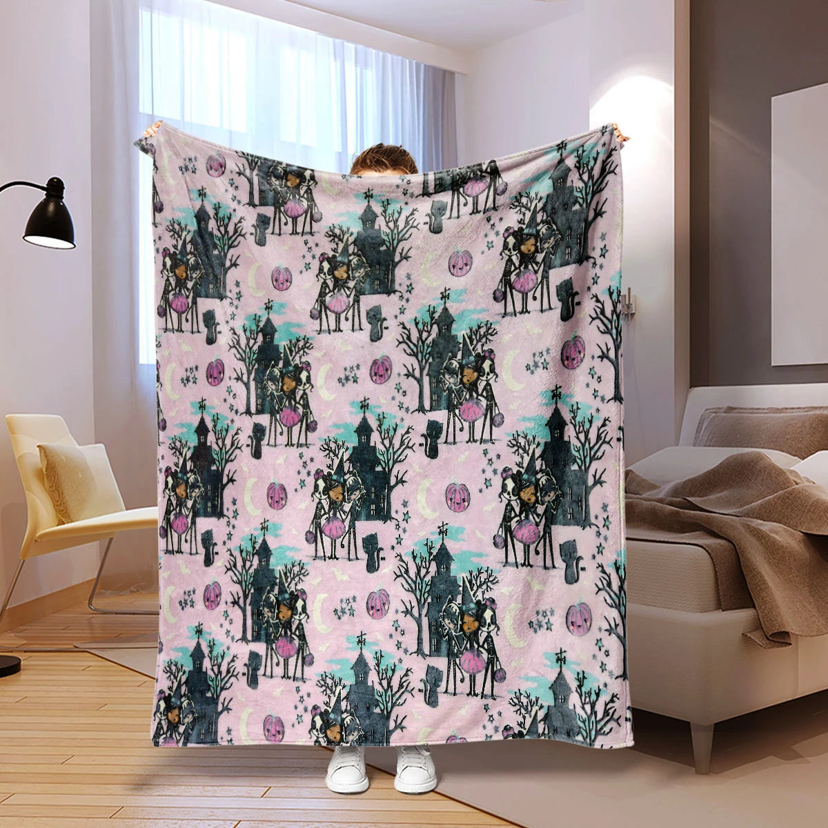 Pinkes und grünes Leuchtkissen-Halloween-Decke aus Korallenflleece mit dunklen Silhouetten von Bäumen und Gebäuden.