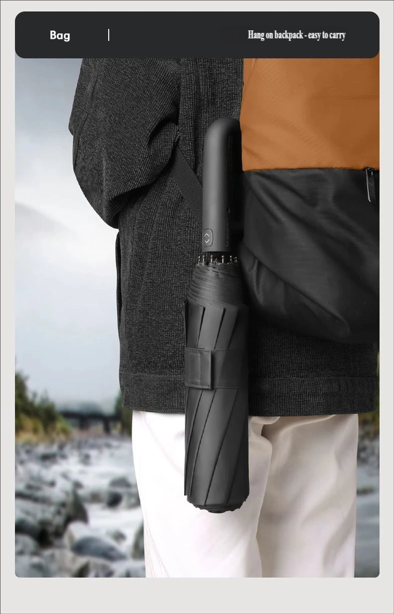 Schwarzer faltbarer Regenschirm wird in einem Rucksack getragen.