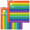Ein Set bunter Holz-Mathe-Puzzles mit Multiplikations- und Additionsfakten.