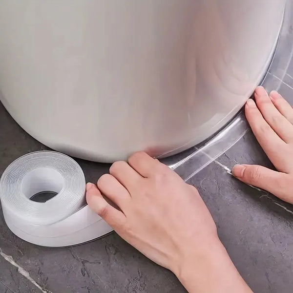 يدان يضعان شريطًا لاصقًا شفافًا ومقاومًا للماء من مادة الـ PVC على وعاء أو حاوية بيضاء كبيرة.