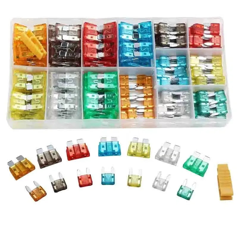 Plateau de rangement en plastique rempli de fusibles de voiture et de camping-car de différentes couleurs.