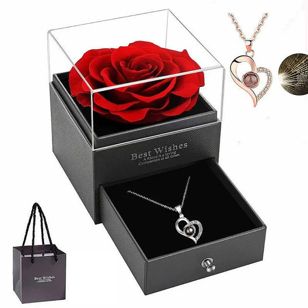 Caja de presentación con una rosa roja y un elegante collar en forma de corazón