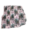 Pinkes und schwarzes kariertes Korall-Fleece-Decke mit gruseligen Halloween-Designs wie Bäumen und Geistern.