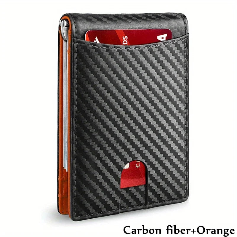 Schwarzes Carbonfaser-Wallet mit orangem Akzent, das eine rote Kartenfächer zeigt.