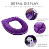Vista detallada de una cubierta para asiento de inodoro de peluche morado impermeable, mostrando la cremallera y la cremaller