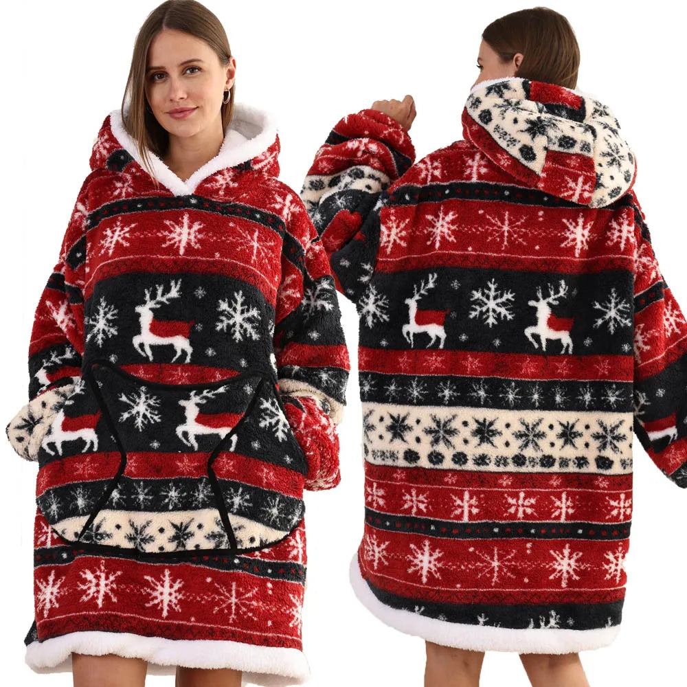 Eine Frau modelliert einen rot-schwarz gemusterten Oversized-Fleece-Hoodie mit weißem Zierrand und Schneeflockenmustern.
