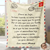 A cream-colored flannel throw blanket featuring a handwritten Spanish message for a child.