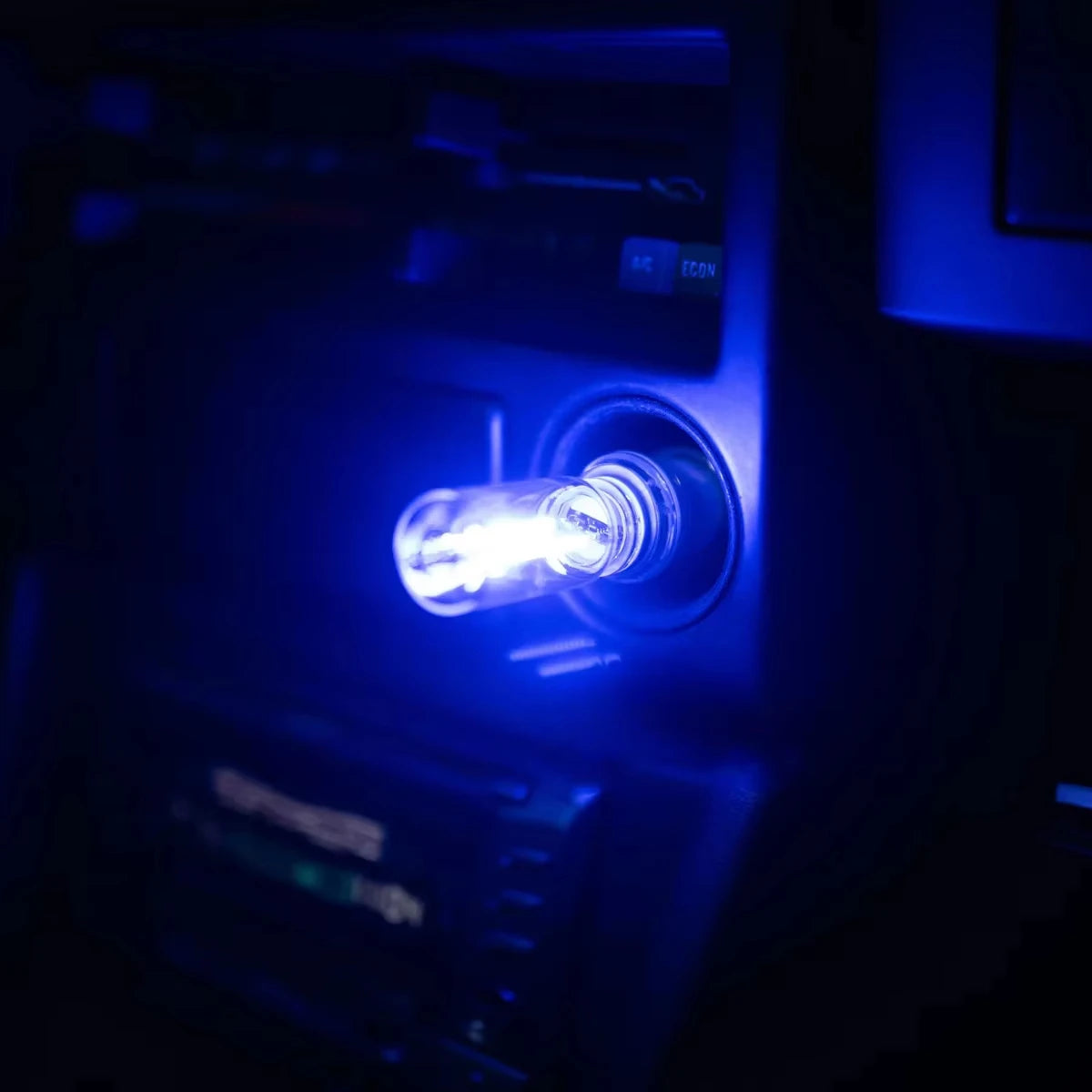 Nahaufnahme einer USB-Touch-dimmbaren LED-Glühfaden-Nachtleuchte, die einen kleinen Bereich beleuchtet.