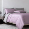 Luxuriöses Lavendel-Bambus-Duvetcover-Set auf einem Bett mit grauen Kissen und Bettwäsche.
